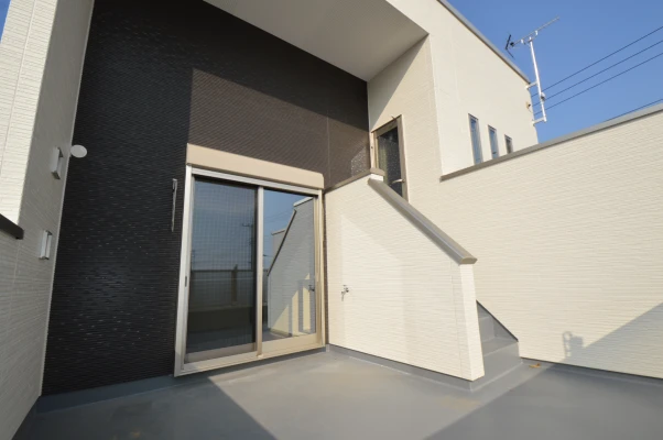 スキップフロアのバルコニーで天をつかむ