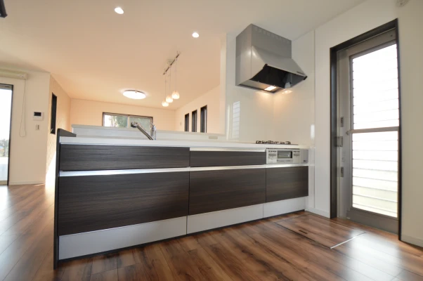 ダーク木目柄の対面キッチンは無類無敵！