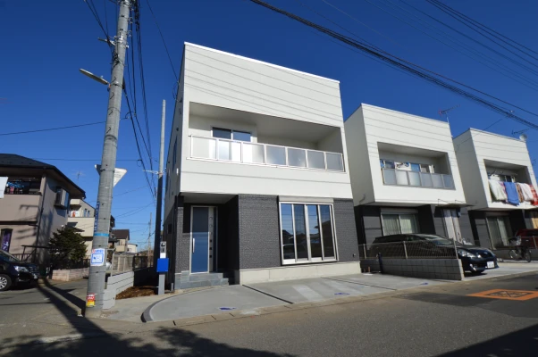 アクリルパネルとキューブ型の外観