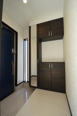 清潔感のあるシックモダンな玄関ホール