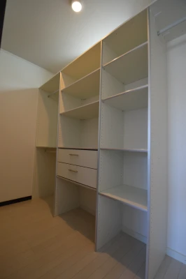 主寝室内の贅沢なWIクローゼット室