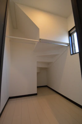 階段下空間を活用したWIクローゼット室