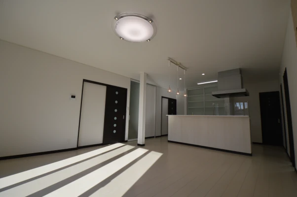 広々LDKとキッチン背面にパントリー室