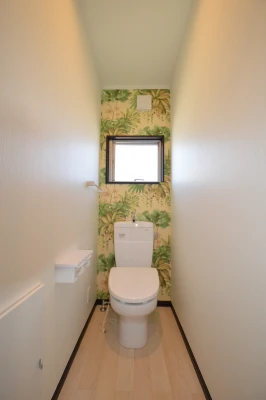 観葉植物柄のオシャレな二階トイレ