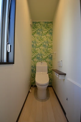 一階トイレも植栽豊かな壁紙です