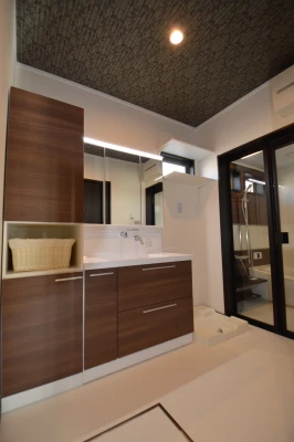 透明ガラスの浴室ドアとワイド洗面化粧台