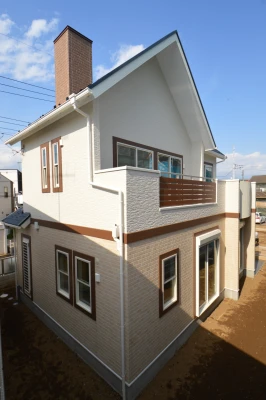 飾り煙突にアーチ型バルコニーが特徴