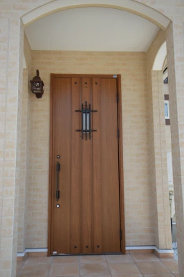 物語へといざなう雰囲気の玄関ドア