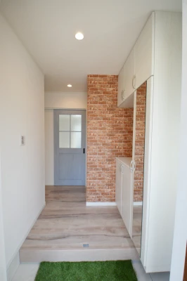 レンガ柄壁紙と室内扉の可愛さに誘われます