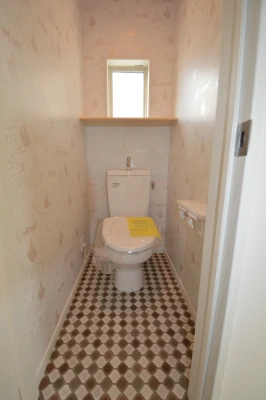 お城＆トランプ兵隊イメージの二階トイレ