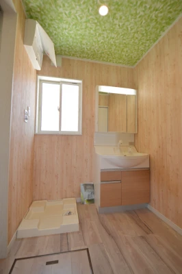 大樹の中の住処をイメージした洗面脱衣室