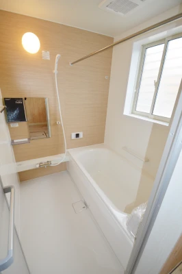 あたたかみのある木目柄のユニットバス