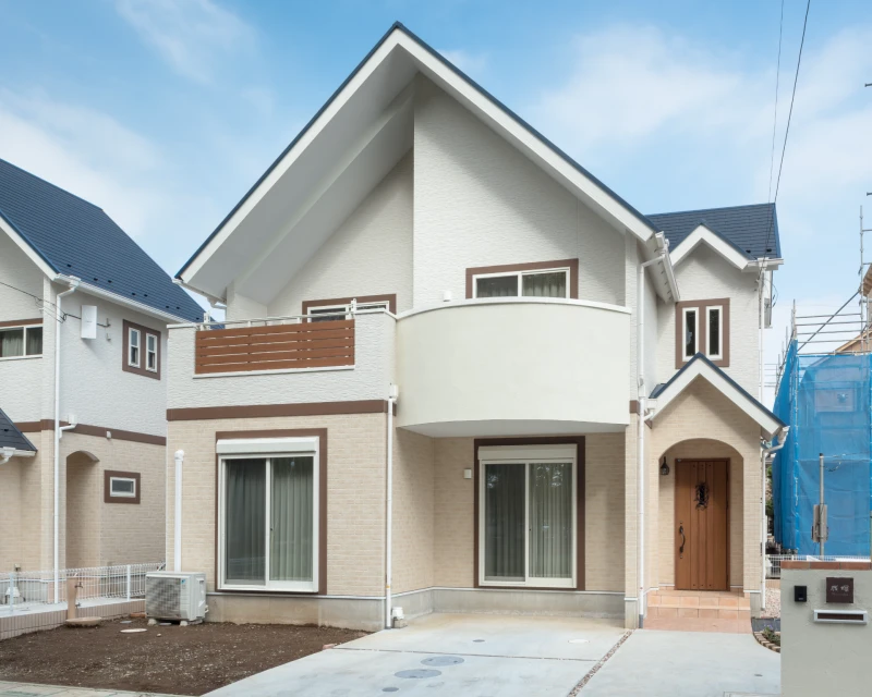 登り梁軒天と窓モールのある童話風外観