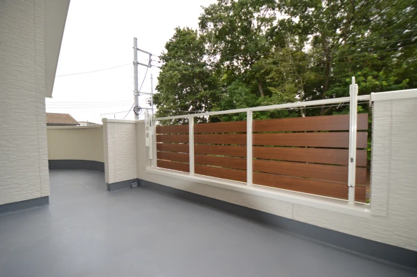 アーチ形状と木製調フェンスのバルコニー