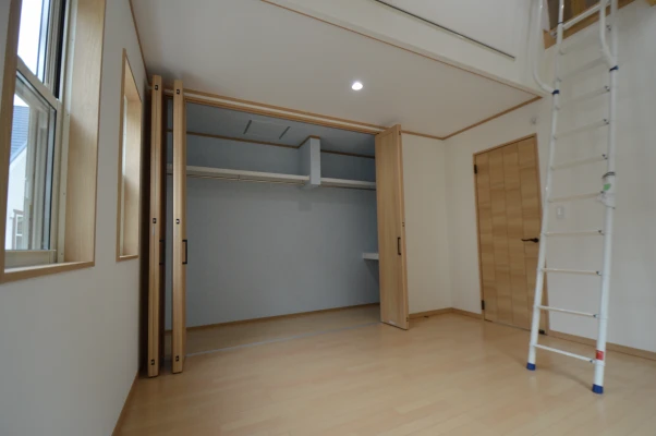 間口が広々の主寝室クローゼット