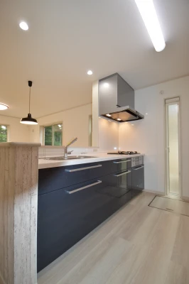 アリスと言ったら青！鏡面ブルーのキッチン