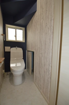 色使いがステキ！階段下収納付き一階トイレ