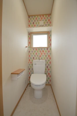 二階トイレ壁紙はカラフルな森柄