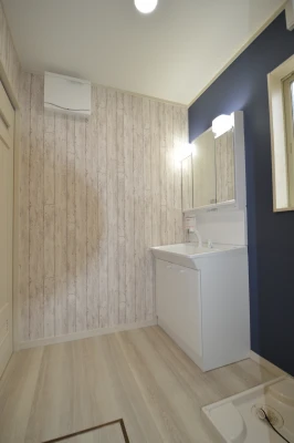 木目とブルーの統一感！洗面脱衣室