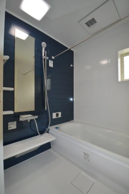 ネイビーブルーの貴賓あるユニットバス