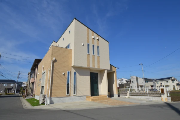 カッコイイ形姿に可愛い色彩の外観