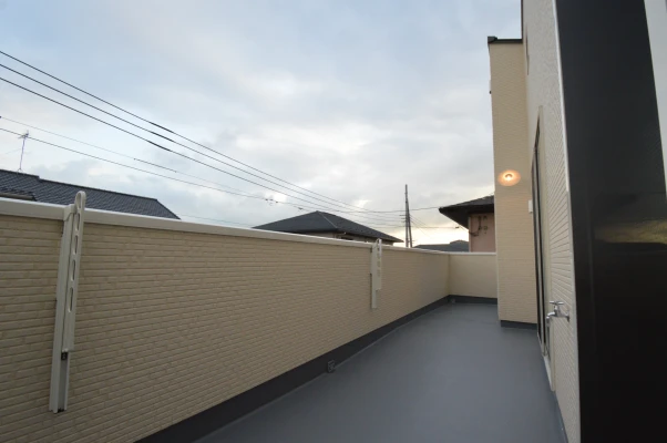 スポットライト付きの広々バルコニー