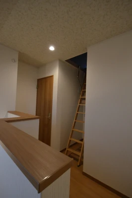 二階ホールにはグルニエ梯子スペース