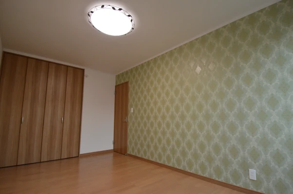 フェミニン調オリーブ色の主寝室