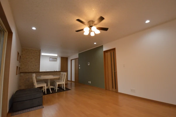 モスグリーンがアクセント壁のＬＤＫ