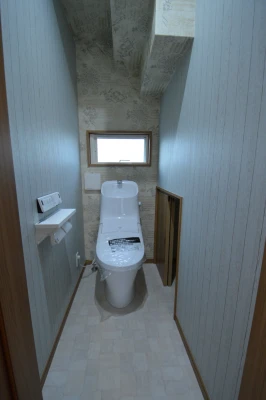 鍾乳洞風の階段下収納付き一階トイレ