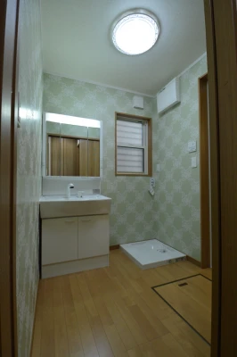 エレガントなグリーンの洗面脱衣室