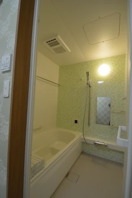 モザイク柄ライム色のユニットバス