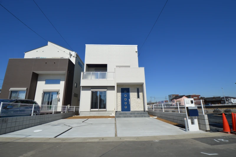 青空に映えるブルーアクセントの外観