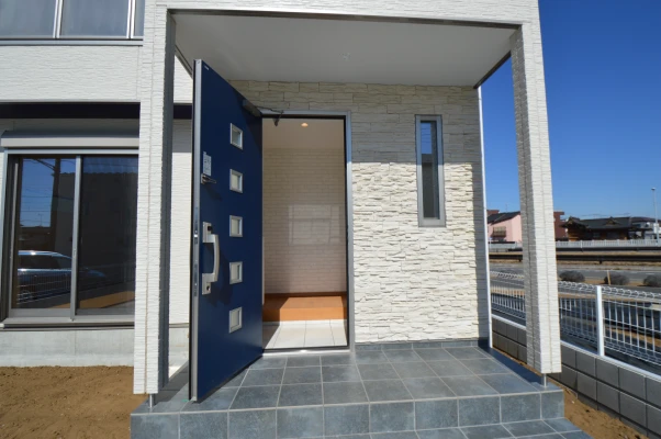 玄関ドアもポーチ磁器タイルも青