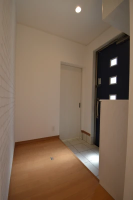 クロークのある爽やかな玄関ホール