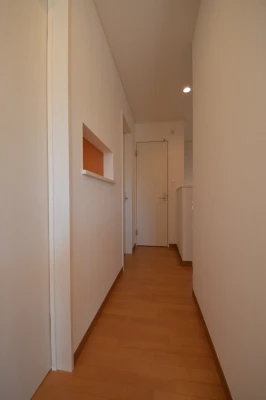 二階ホールにオレンジ色のニッチ