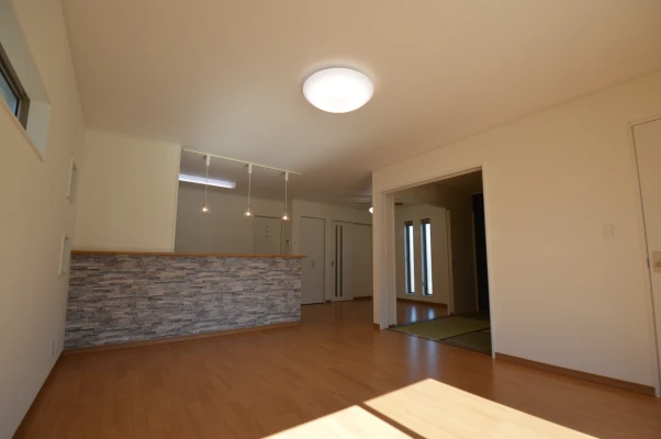 ブルー系ブロック柄壁紙のＬＤＫ