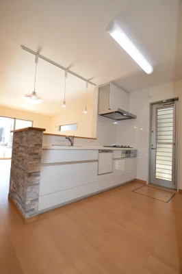 対面キッチンとレール＆ペンダントライト