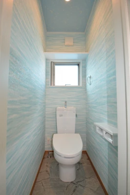 海岸をイメージした二階トイレ