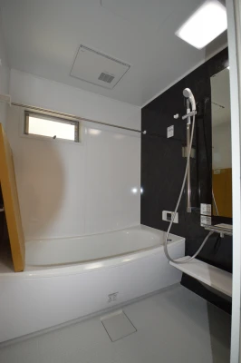 鏡面ダーク系のユニットバス