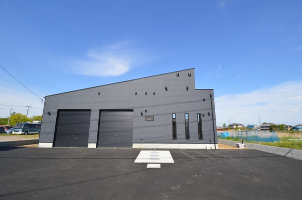 車両乗り入れ可能な大倉庫が二部屋の外観