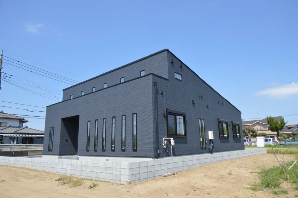 小窓が多く室内に採光が降り注ぐ形姿