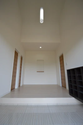 広々とした玄関ホールと品のあるニッチ