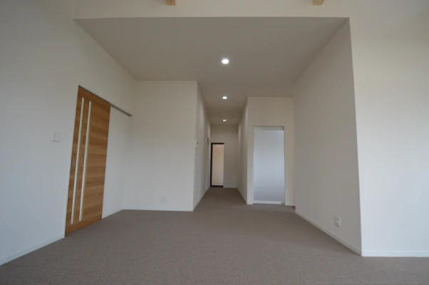 会議室と倉庫へ向かう廊下は資料庫