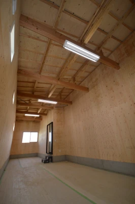 天井高があり長梯子を置ける大倉庫室１