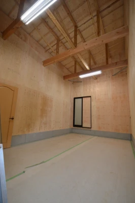 木壁は棚を自由に設置のため大倉庫室２