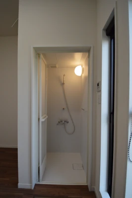 作業で疲れた身体を洗い流せるシャワー室