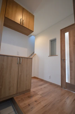 ビンテージ調リビング扉が見える玄関ホール