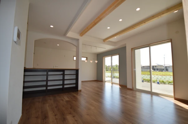 折上げ天井とアーチ下がり壁のあるLDK