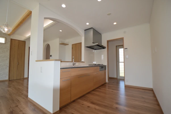 対面キッチンを抜けた先はパントリー室